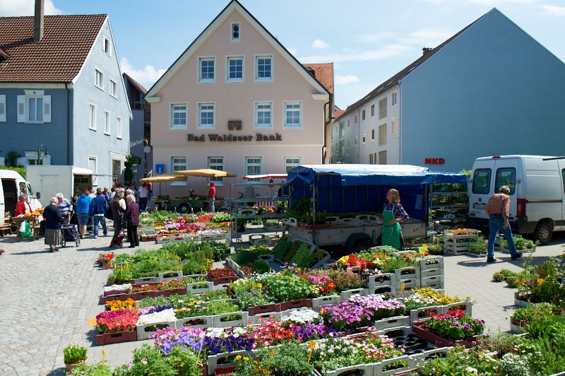 Marktstände mit Blumen